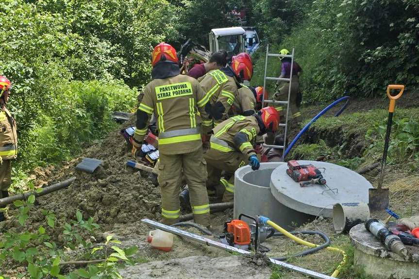 75-letni mężczyzna przysypany ziemią podczas prac przy studni