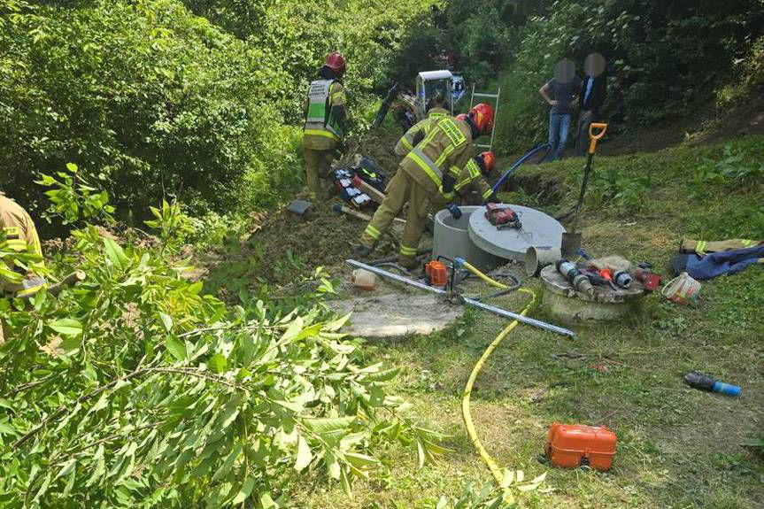 75-letni mężczyzna przysypany ziemią podczas prac przy studni