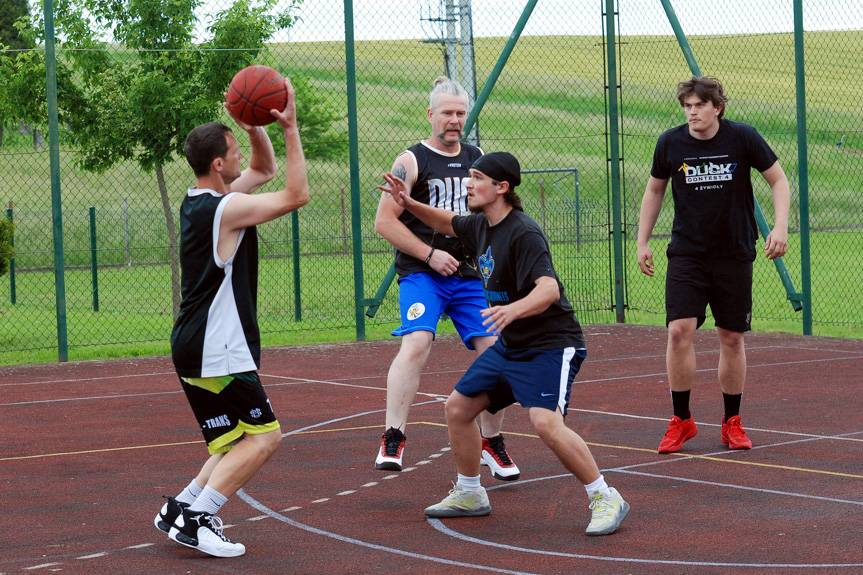 Emocje i sportowa rywalizacja podczas Otwartego Turnieju Koszykówki Ulicznej w Targowiskach
