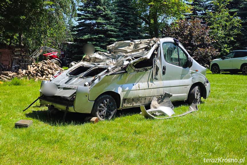 Strażacy zakończyli działania w Odrzechowej. Samochód wyciągnięty z jeziora