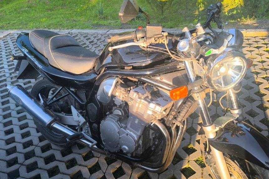 Pijany, bez kasku, bez uprawnień motocyklista uderzył w ogrodzenie