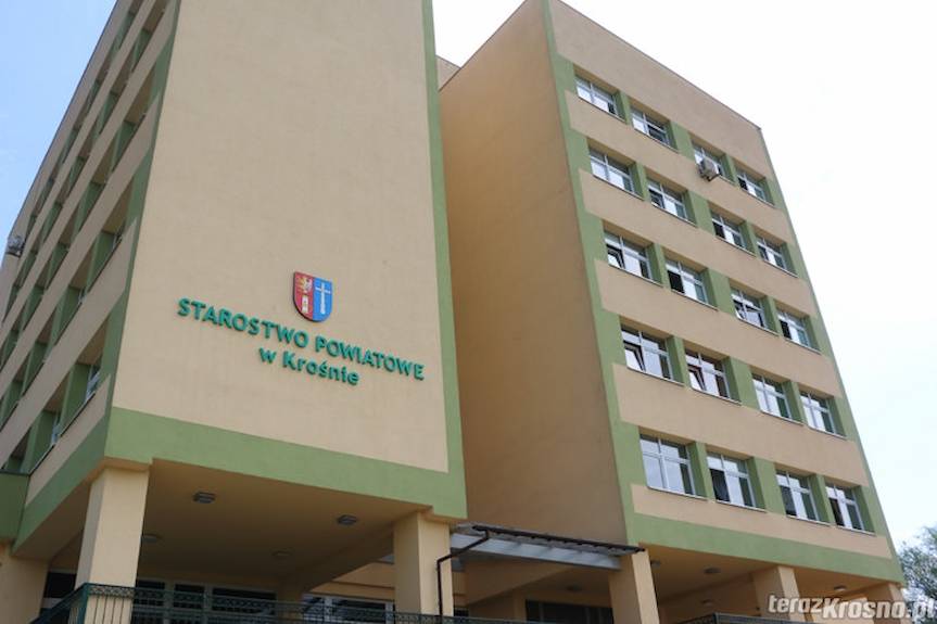 Rada powiatu krośnieńskiego przeciwko polityce oświatowej rządu. Nie jednogłośnie