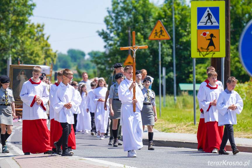 Wierni z parafii Miłosierdzia Bożego w Krośnie uczcili uroczystość Bożego Ciała tradycyjną procesją ulicami miasta