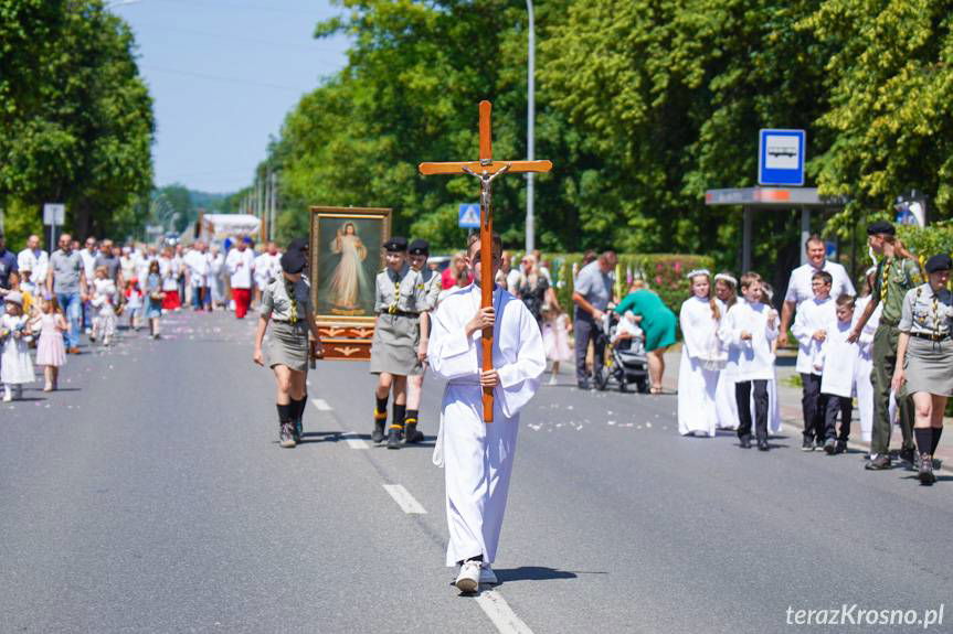 Wierni z parafii Miłosierdzia Bożego w Krośnie uczcili uroczystość Bożego Ciała tradycyjną procesją ulicami miasta