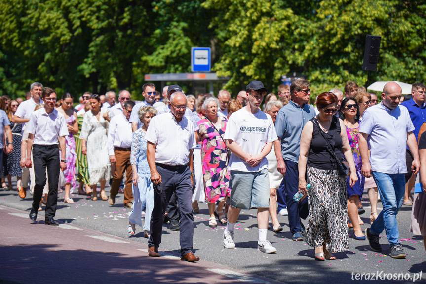 Wierni z parafii Miłosierdzia Bożego w Krośnie uczcili uroczystość Bożego Ciała tradycyjną procesją ulicami miasta