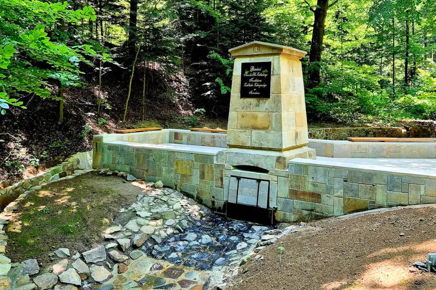 Pamiątka z XIX wieku odzyskała blask. Jaz i obelisk hr. Załuskiego znów zachwycają