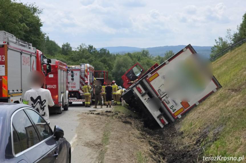 Rogi. Ciężarówka w rowie
