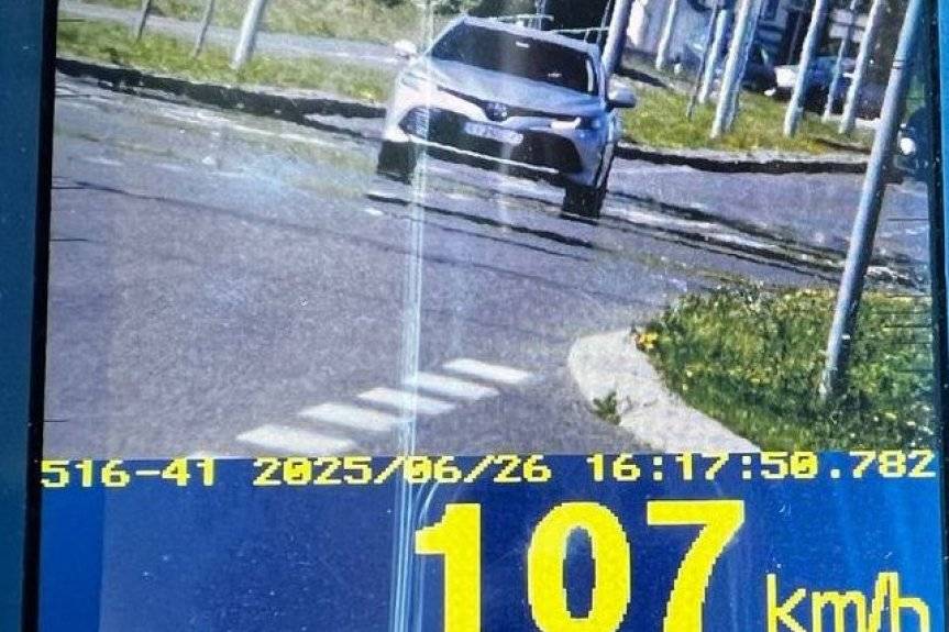 Zamiast 50 km/h aż 107. Mężczyzna stracił prawo jazdy