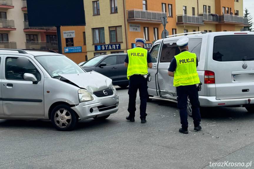 Zderzenie dwóch samochodów na rondzie