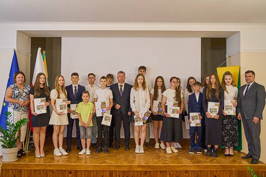 Najzdolniejsi uczniowie i młody bohater nagrodzeni za osiągnięcia i odwagę