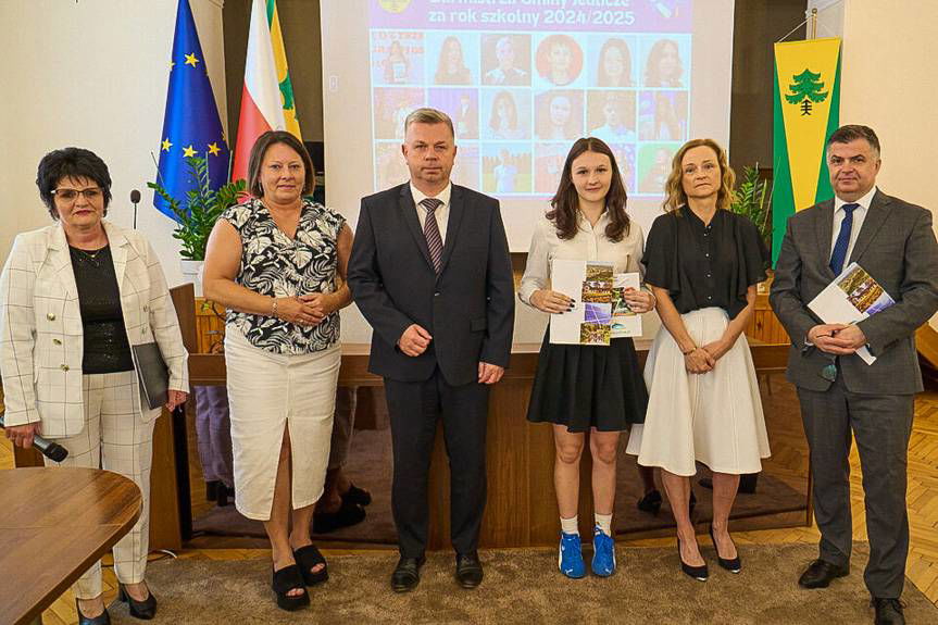 Najzdolniejsi uczniowie i młody bohater nagrodzeni za osiągnięcia i odwagę