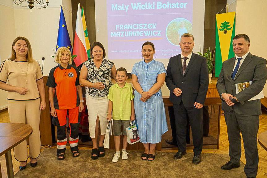 Najzdolniejsi uczniowie i młody bohater nagrodzeni za osiągnięcia i odwagę