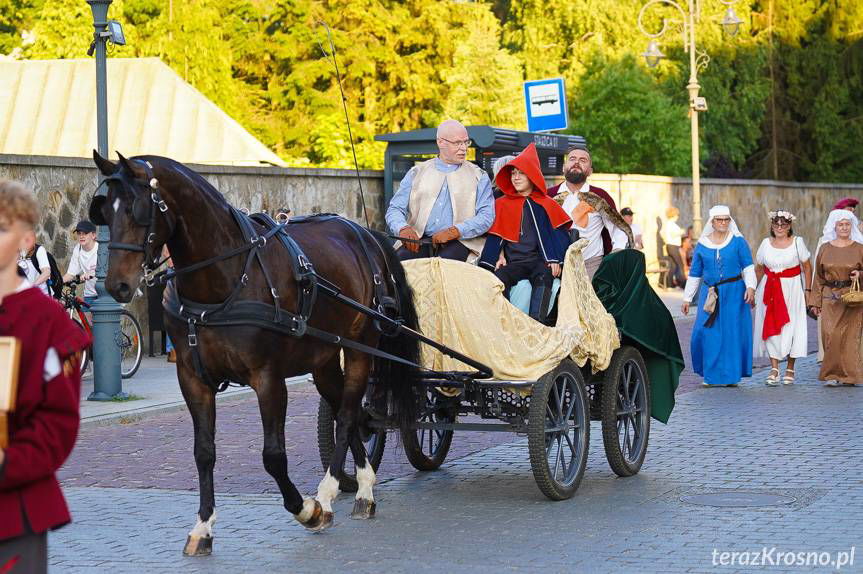 Krosno wita króla - barwny orszak i rycerskie pokazy na starówce [ZDJĘCIA]