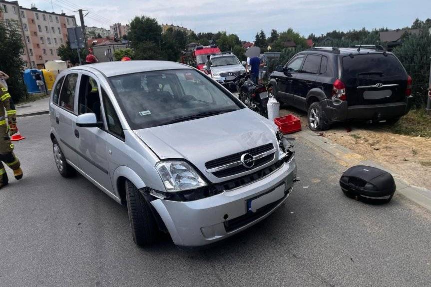  Wypadek w Brzozowie. Motocyklista uderzył w dwa auta
