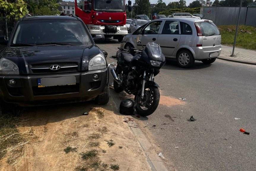  Wypadek w Brzozowie. Motocyklista uderzył w dwa auta