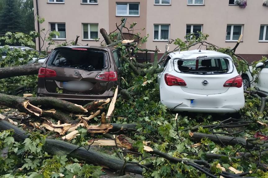 Ulewa i wichura nad Krosnem i powiatem. Strażacy walczą ze skutkami nawałnicy
