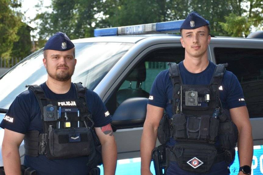 Niemowlę spadło z przewijaka. Policjanci natychmiast ruszyli z pomocą