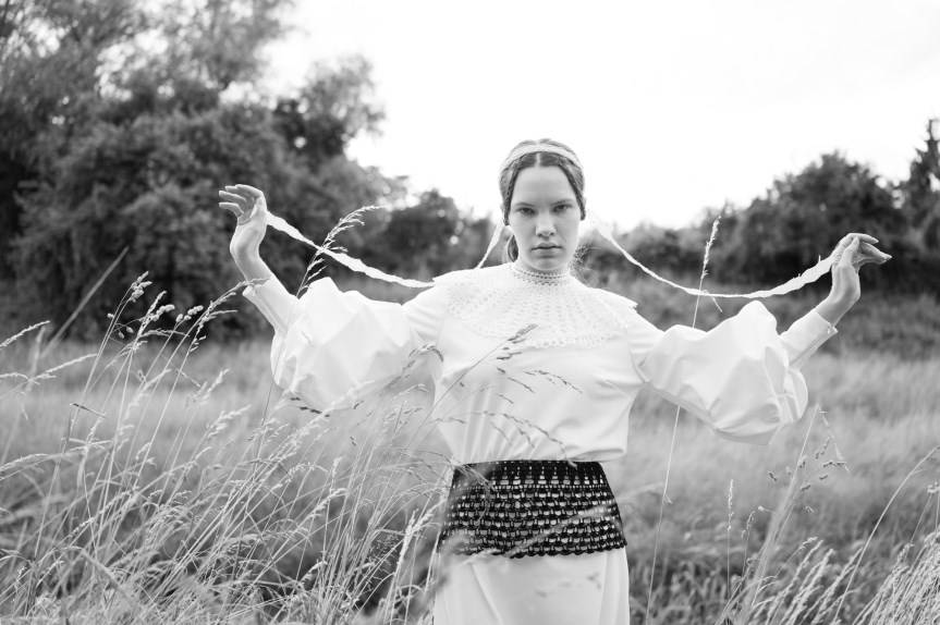 Rusynka przed Etnocentrum Ziemi Krośnieńskiej