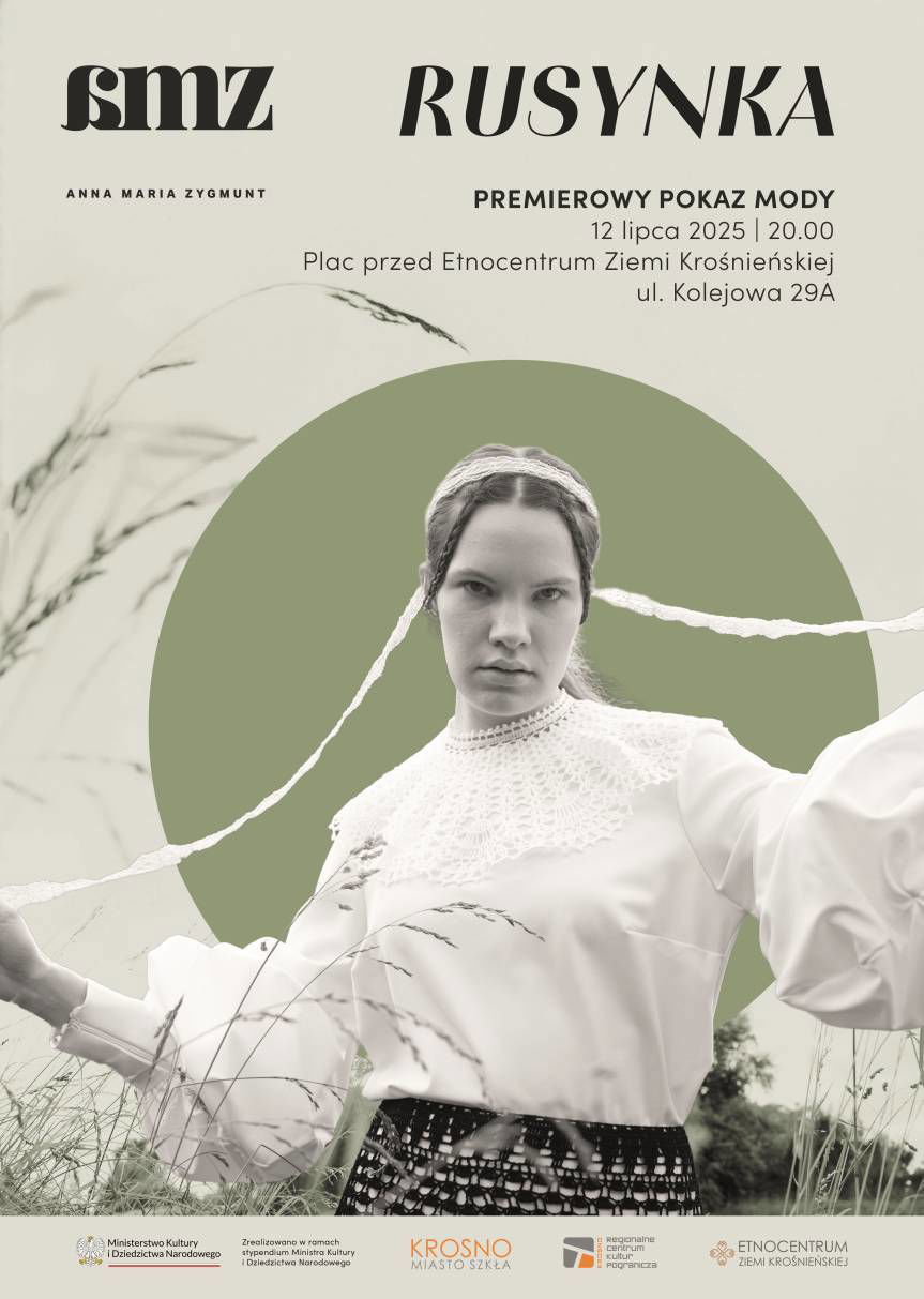 Rusynka przed Etnocentrum Ziemi Krośnieńskiej