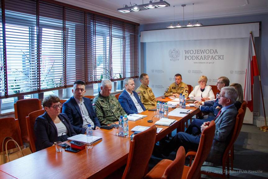 Powalone drzewa i zalane drogi. Służby w stanie podwyższonej gotowości