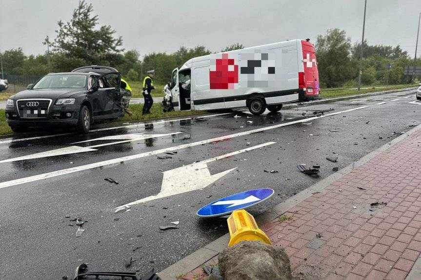 Wypadek w Agatówce. Dwaj kierowcy w szpitalu