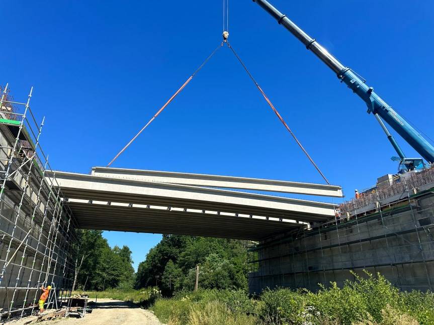 S19 Krosno - Miejsce Piastowe: belki nad linią kolejową ułożone