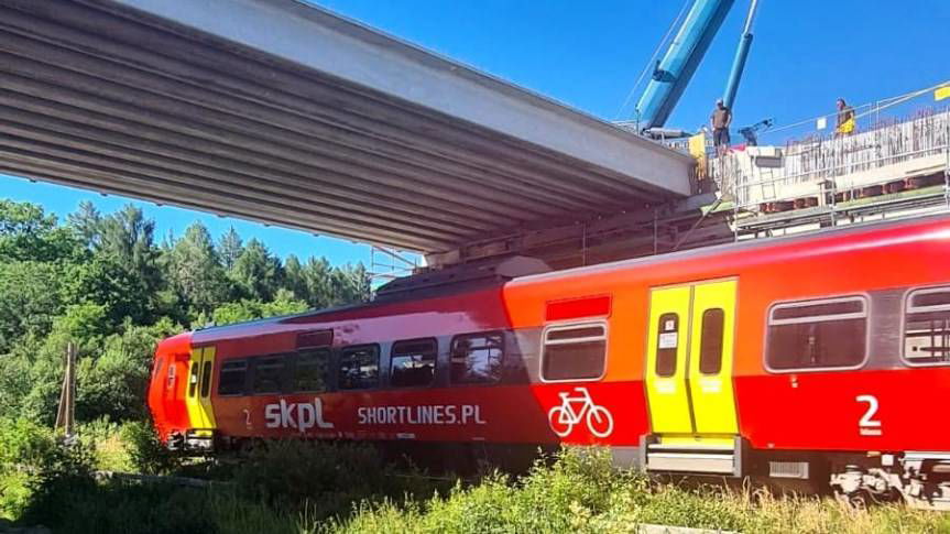 S19 Krosno - Miejsce Piastowe: belki nad linią kolejową ułożone