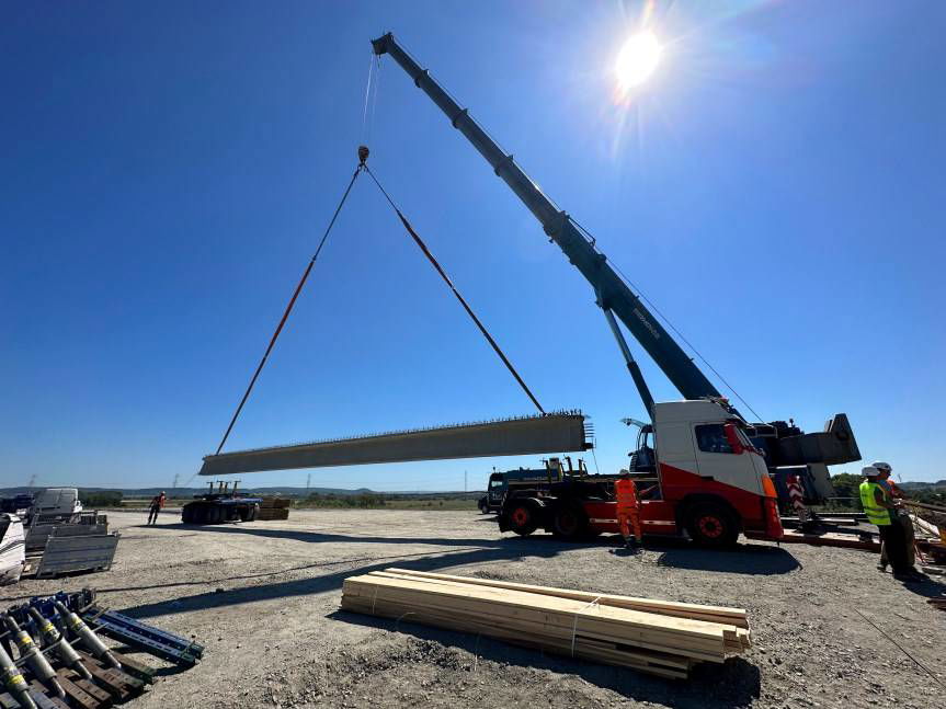 S19 Krosno - Miejsce Piastowe: belki nad linią kolejową ułożone