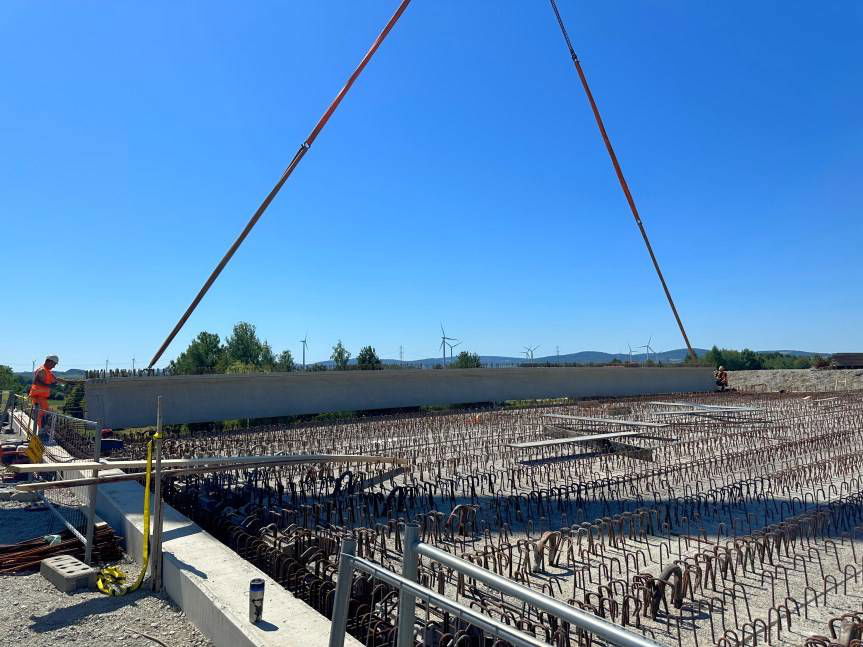 S19 Krosno - Miejsce Piastowe: belki nad linią kolejową ułożone