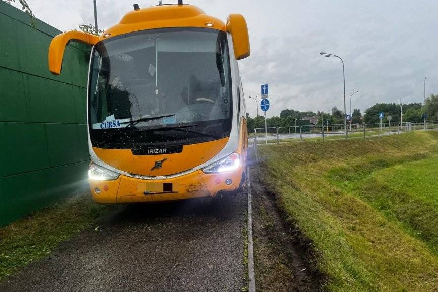 Groźnie wyglądająca kolizja autokaru z osobówką