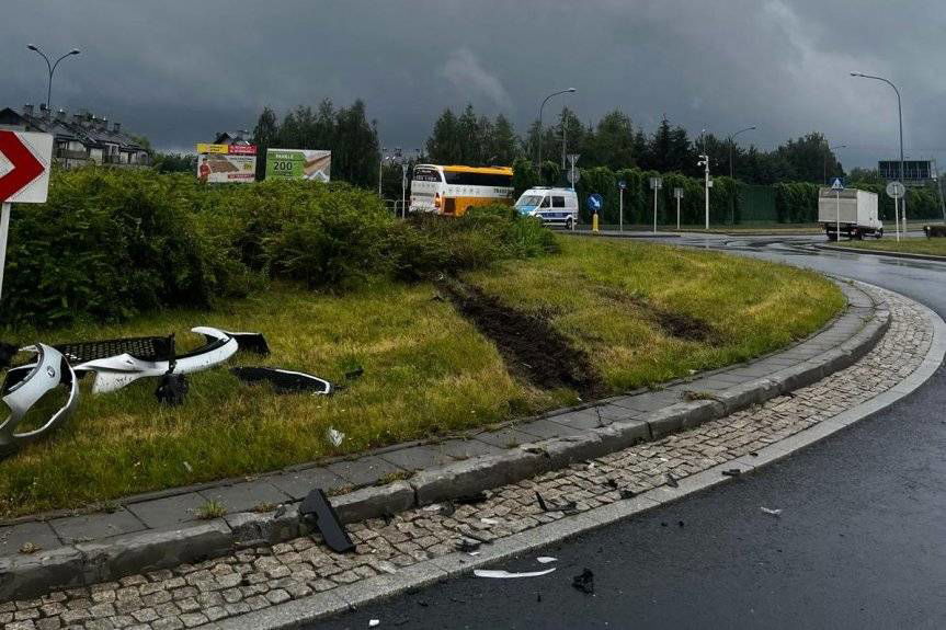 Groźnie wyglądająca kolizja autokaru z osobówką