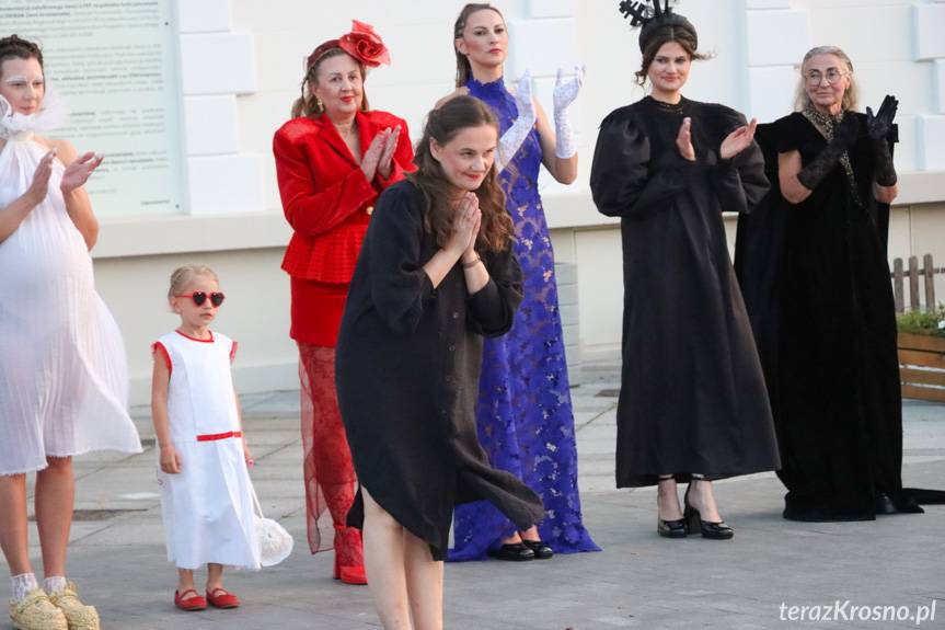 Wyjątkowy pokaz mody przy Etnocentrum Ziemi Krośnieńskiej [ZDJĘCIA]