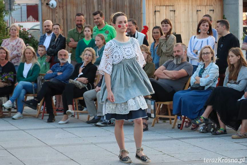 Wyjątkowy pokaz mody przy Etnocentrum Ziemi Krośnieńskiej [ZDJĘCIA]