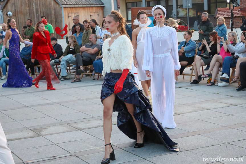 Wyjątkowy pokaz mody przy Etnocentrum Ziemi Krośnieńskiej [ZDJĘCIA]