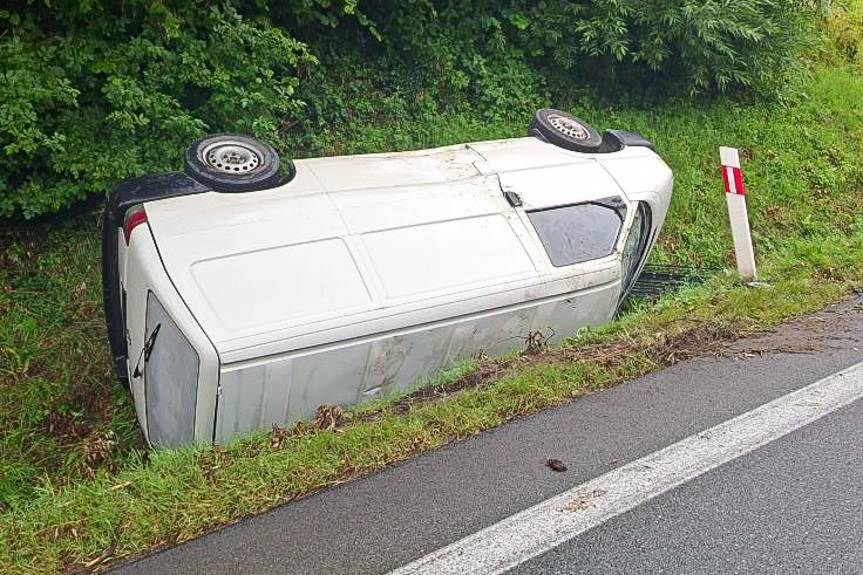 Tylawa. Bus wjechał do rowu