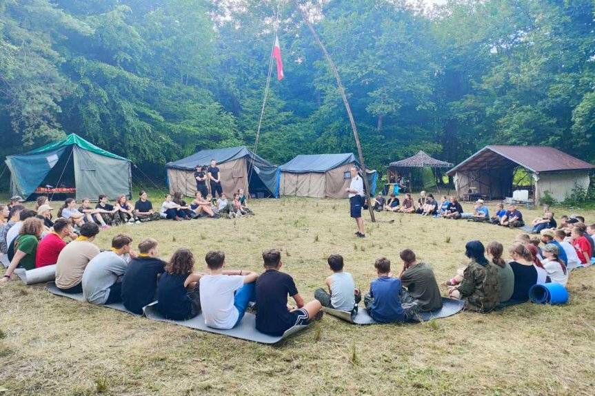 Policjanci odwiedzają harcerzy wypoczywających w Bieszczadach
