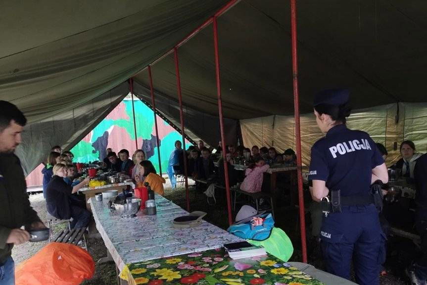 Policjanci odwiedzają harcerzy wypoczywających w Bieszczadach