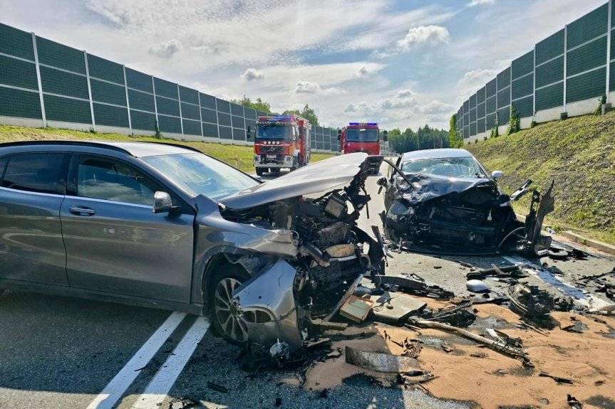 Czołowe zderzenie w Humniskach. Jedna osoba poważnie ranna