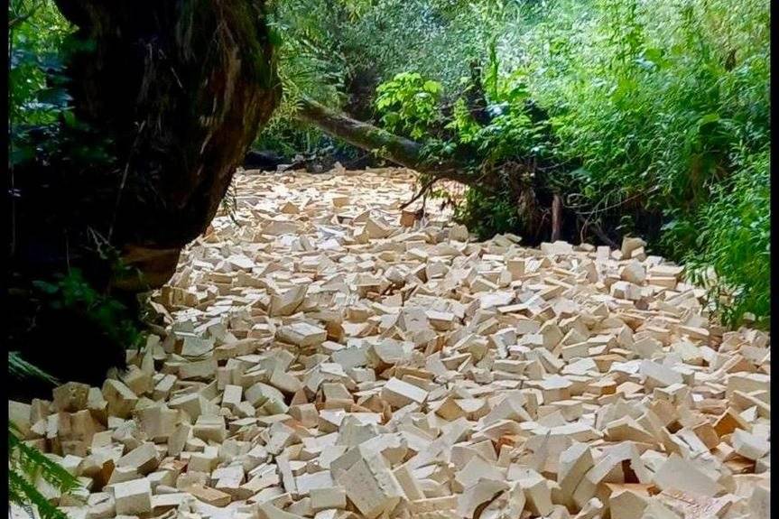 Zanieczyszczenie rzeki Magierki w Izdebkach. Policjanci szybko ustalili źródło odpadów