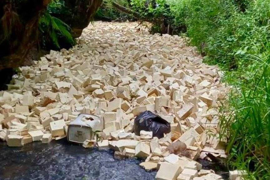 Zanieczyszczenie rzeki Magierki w Izdebkach. Policjanci szybko ustalili źródło odpadów