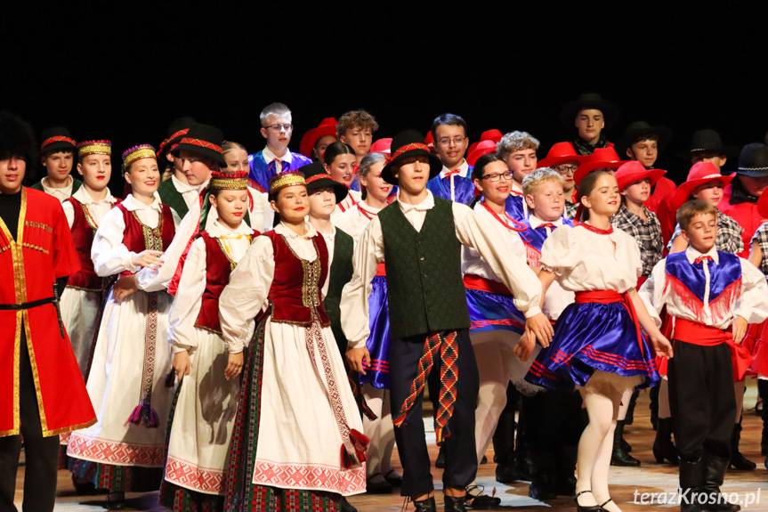 Młodzi Polonusi zawitali do Krosna. Barwny koncert w RCKP [ZDJĘCIA]