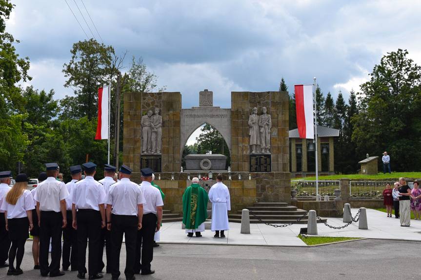 81 lat po zbrodni. Mieszkańcy Lubatowej wspólnie oddali cześć ofiarom