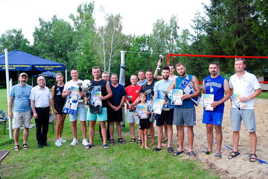 Sportowe emocje w Niżnej Łące. XV Powiatowy Turniej Siatkówki Plażowej 