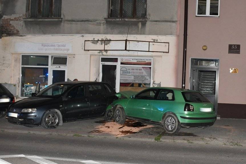 Nietrzeźwy kierujący wjechał w słupki i uszkodził zaparkowany samochód
