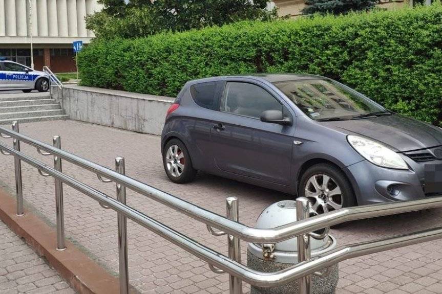 Zjechał na parking - schodami