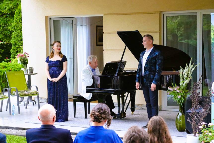 Fortepian, śpiew i dobro. Artyści zagrali dla Hani