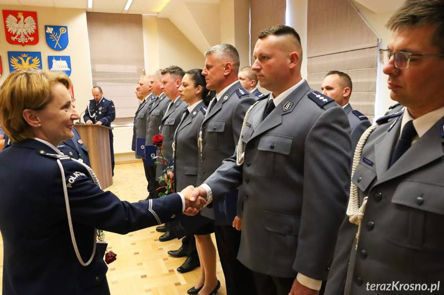 Święto Policji w Brzozowie. Awanse, odznaczenia, gratulacje [ZDJĘCIA]