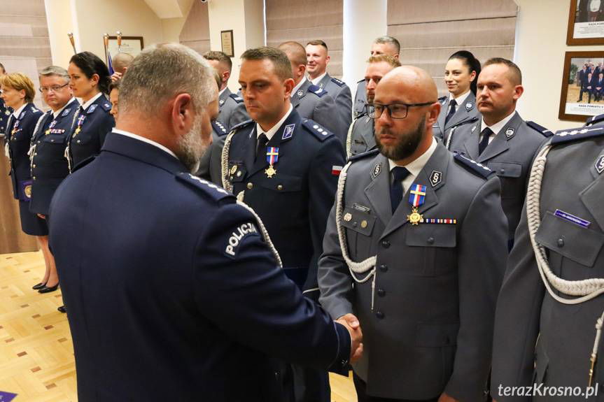 Święto Policji w Brzozowie. Awanse, odznaczenia, gratulacje [ZDJĘCIA]
