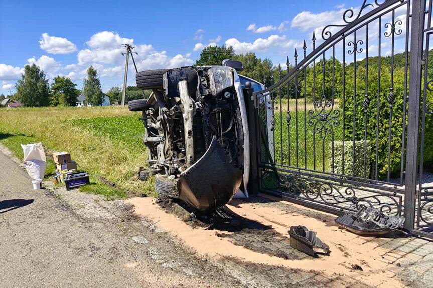 Dostawczym busem wypadł z drogi i uszkodził ogrodzenie