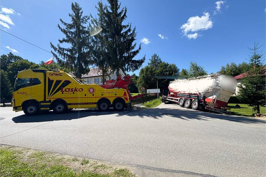 Samochodem ciężarowym osunął się na pobocze